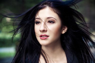 karanlıkve saçlı kadın