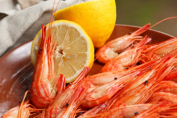 Cooked shrimp and lemon — Stock Photo, Image