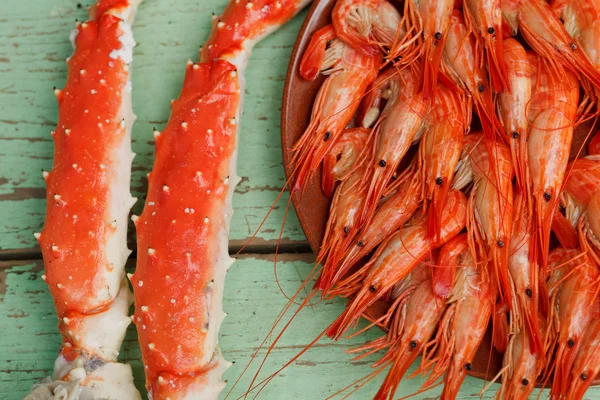煮熟的虾和蟹腿 — 图库照片