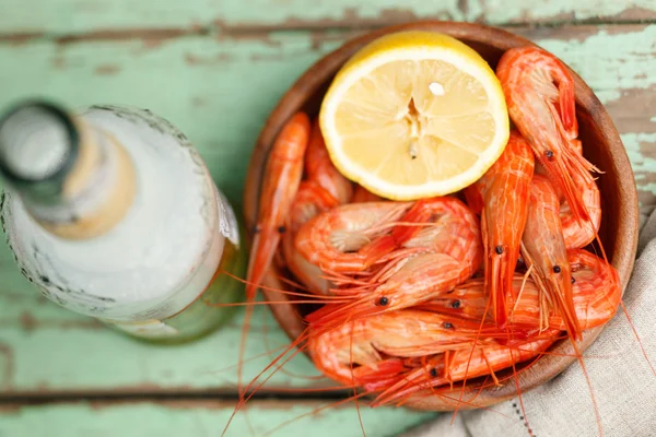 Ciotola di gamberetti cotti con salsa Fotografia Stock