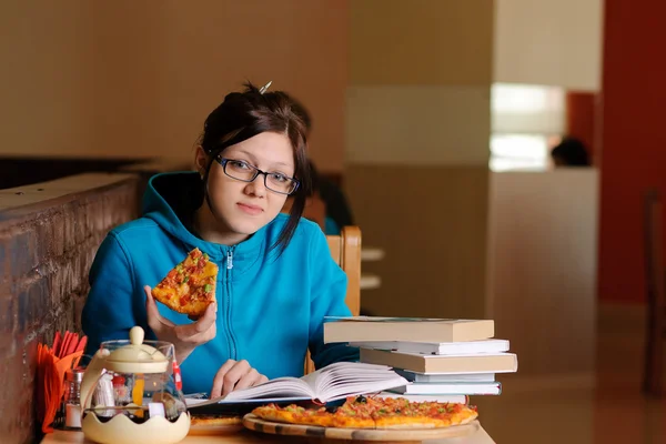 Hermosa estudiante universitaria en pizzería — Foto de Stock