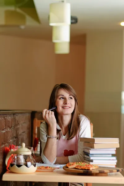 Kobiet student w pizzerii — Zdjęcie stockowe