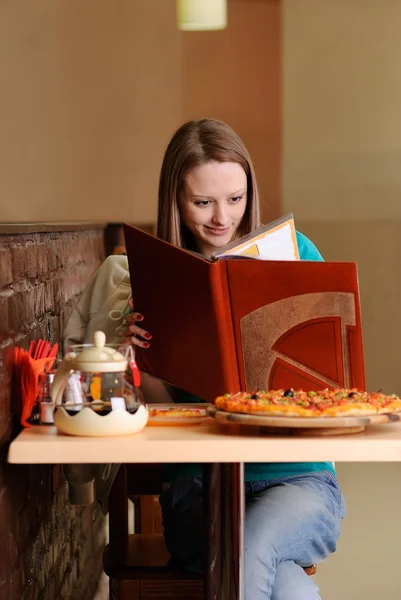 Krásná studentka v pizzerii — Stock fotografie
