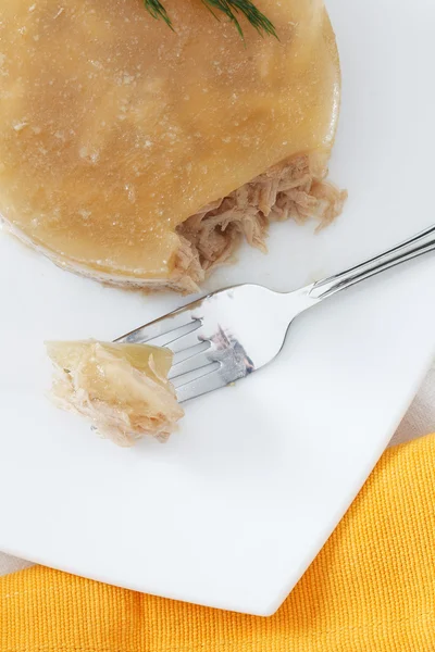 흰 접시 근접 촬영에 고기에서 고기 — 스톡 사진