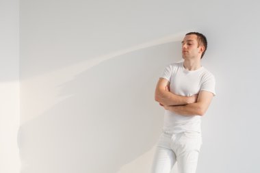 yakışıklı genç adam, beyaz elbise giyen.