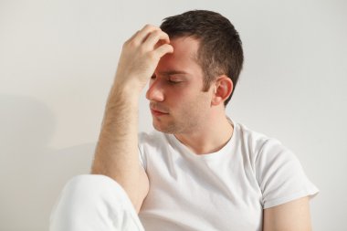 katta oturan yakışıklı genç