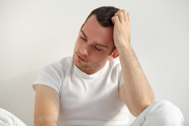 Yakışıklı genç adam.