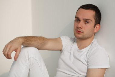 Yakışıklı genç adam.