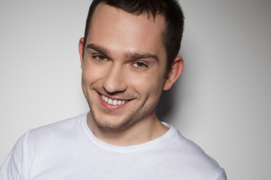 yakışıklı ve neşeli bir genç adam