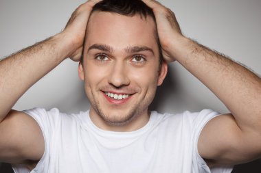 yakışıklı ve neşeli bir genç adam