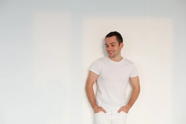 Knappe jonge man, dragen witte kleren. — Stockfoto