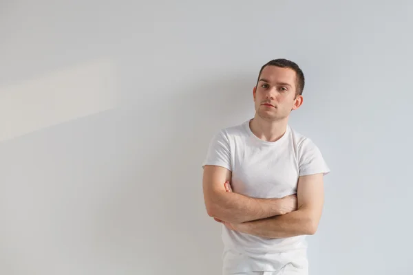 Handsome young man, wearing white clothes. — Stock Photo, Image