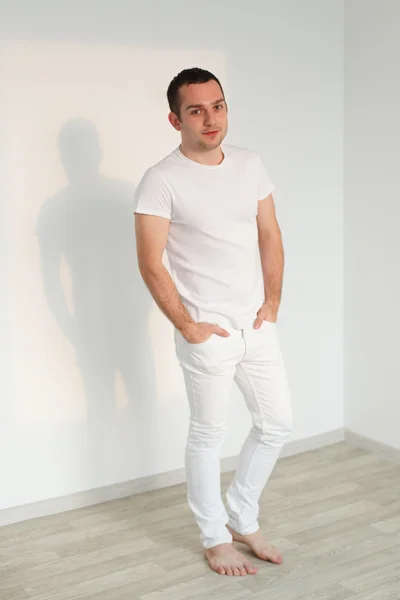 Handsome young man, wearing white clothes. — Stock Photo, Image