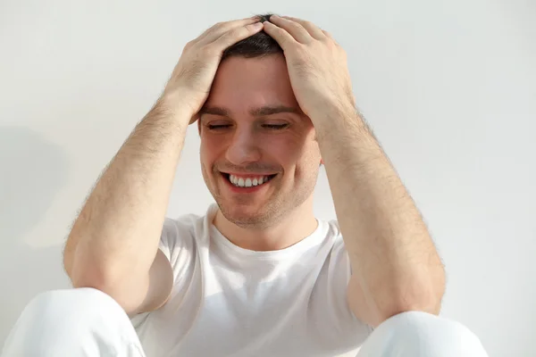 Schöner junger Mann — Stockfoto