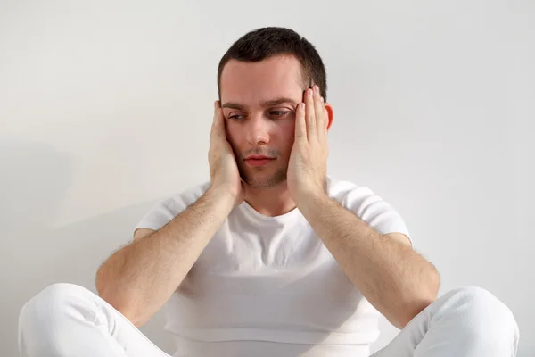 Schöner junger Mann — Stockfoto