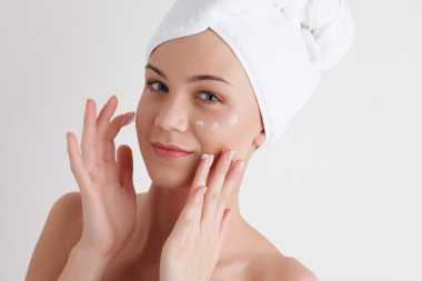 Güzel bir kadın modelin portresi.