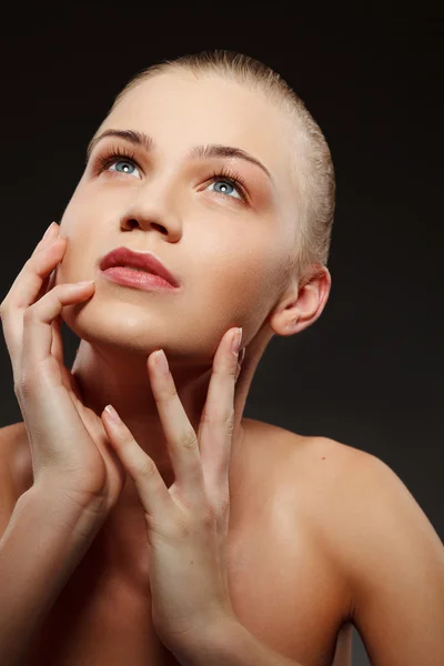 Schoonheid portret van vrouwelijke model — Stockfoto