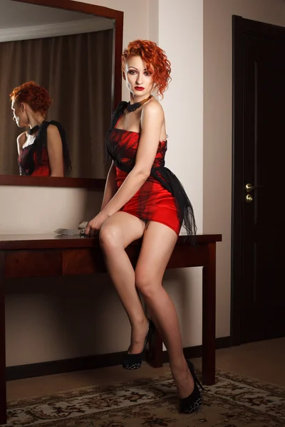 Donna attraente in rosso — Foto Stock