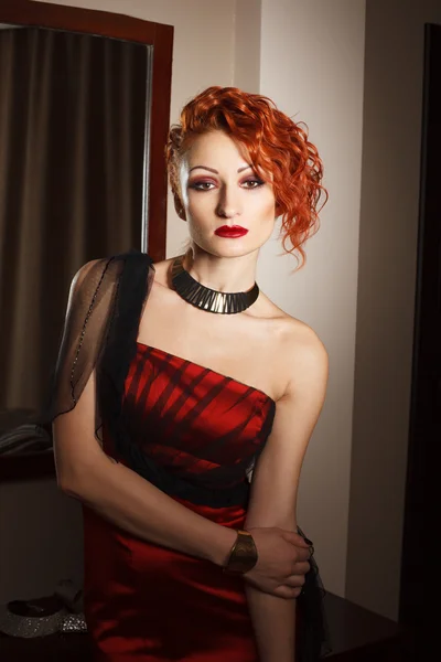 Mulher atraente em vermelho — Fotografia de Stock