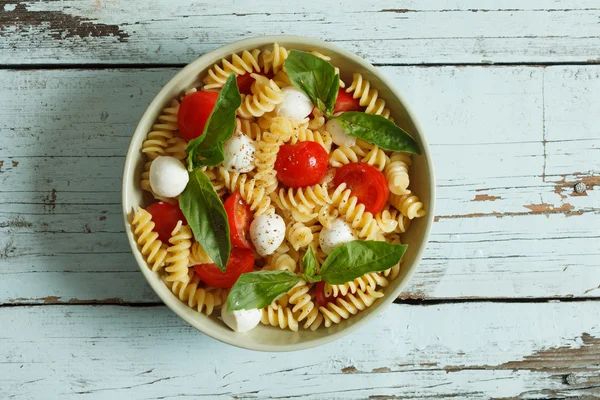 Salade de pâtes aux tomates cerises et feuilles de basilic — Photo