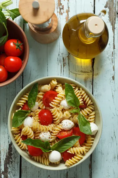 Kiraz domates ve fesleğen yaprakları ile makarna salatası — Stok fotoğraf
