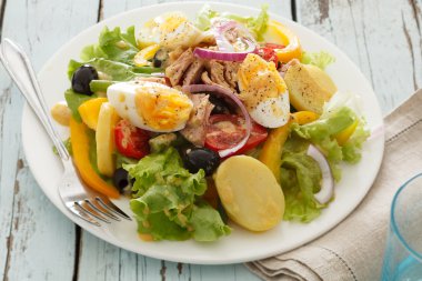 ahşap arka plan üzerinde Nisuaz salatası