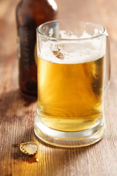 Cold beer glass on bar or pub desk — Stock Photo, Image