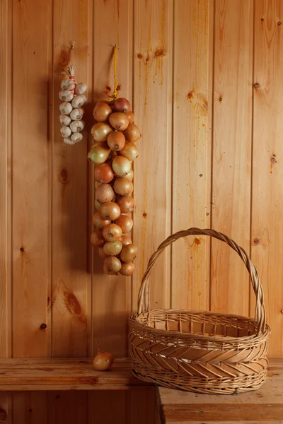 Řetězce bílé cibule a česnek s košíkem — Stock fotografie