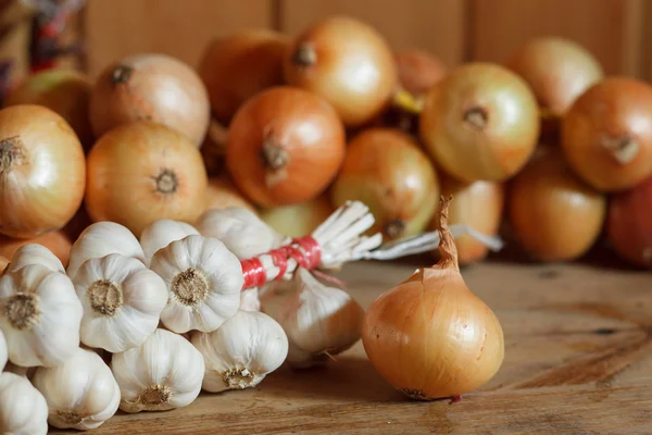 Σωρό από τα κρεμμύδια και το σκόρδο — Φωτογραφία Αρχείου
