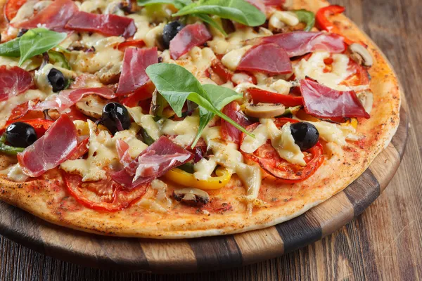 Pizza s hučení, sýrem, rajčaty a pepřem — Stock fotografie