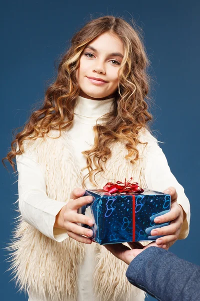 Giving gift — Stock Photo, Image