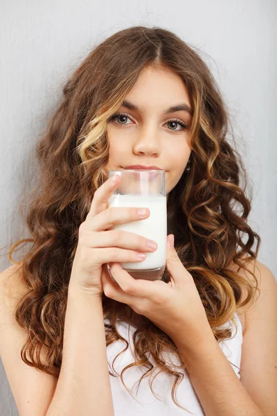 Menina bonito nova com copo de leite — Fotografia de Stock