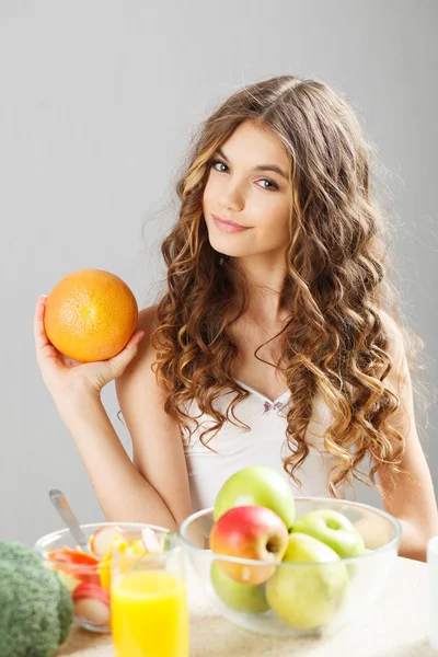 Menina bonito nova com toranja — Fotografia de Stock