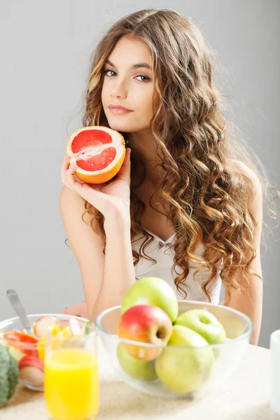 Young cute girl with grapefruit — Stock Photo, Image
