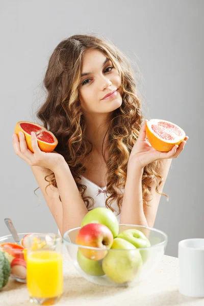 Menina bonito nova com toranja — Fotografia de Stock