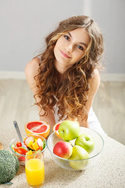 Joven linda chica desayunando — Foto de Stock