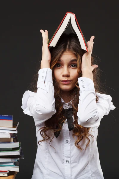 Menina da escola com livro — Fotografia de Stock