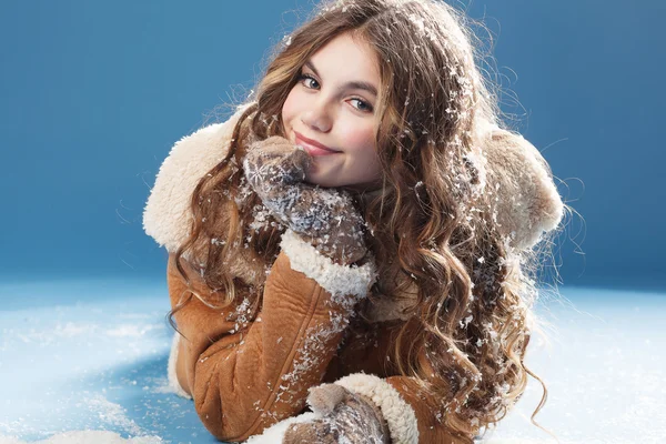 Retrato de invierno de una linda joven — Foto de Stock