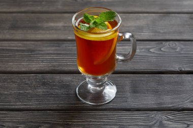 Ahşap arka planda bir bardak çay.