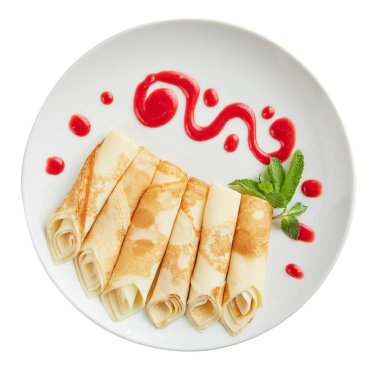 Beyaz arka plan üzerinde izole bir tabak krep