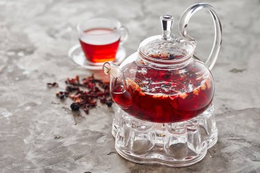 Cam çaydanlık ve çay gri arkaplanda.