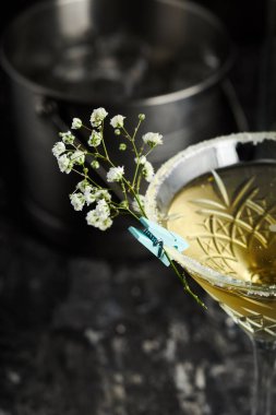 Küçük güzel çiçeklerle servis edilen bir barda kokteyl.