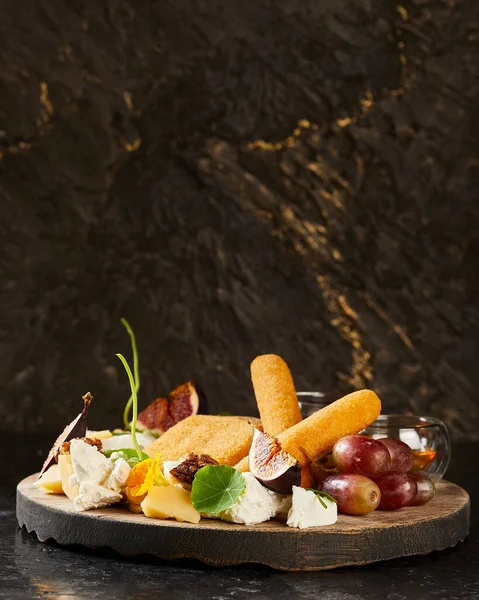 チーズと果物の盛り合わせに蜂蜜と赤いソース — ストック写真