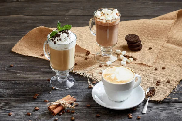 Verschiedene Arten Von Kaffeegetränken Über Holzhintergrund Stockfoto