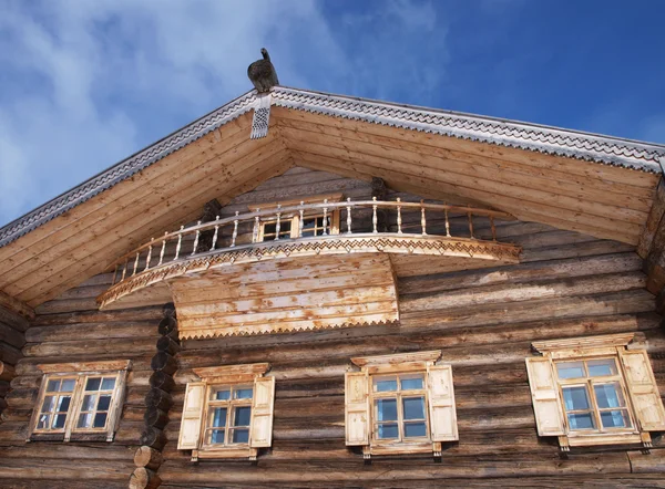 Фасад традиционного русского деревянного дома — стоковое фото