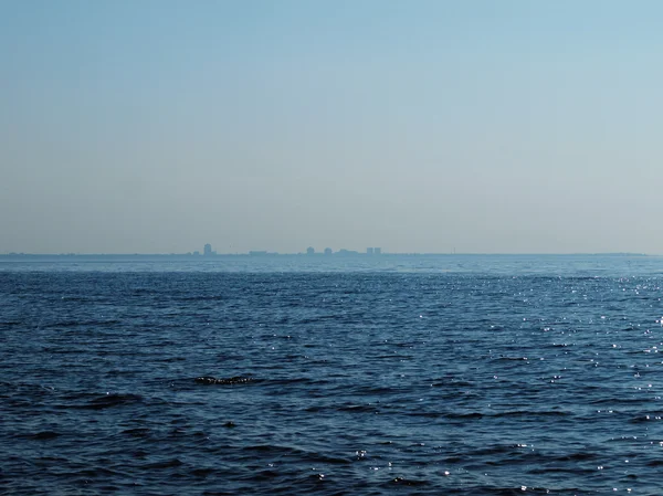 Superficie del mare con una fila di grattacieli sulla riva opposta — Foto Stock