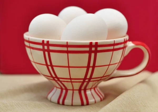 Ovos brancos em uma xícara — Fotografia de Stock