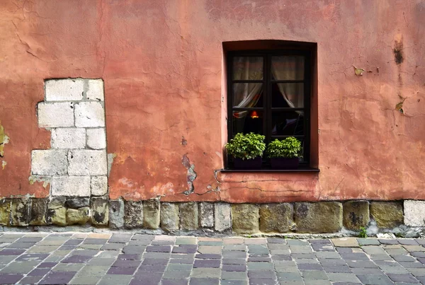 오래 된 벽의 창 — 스톡 사진