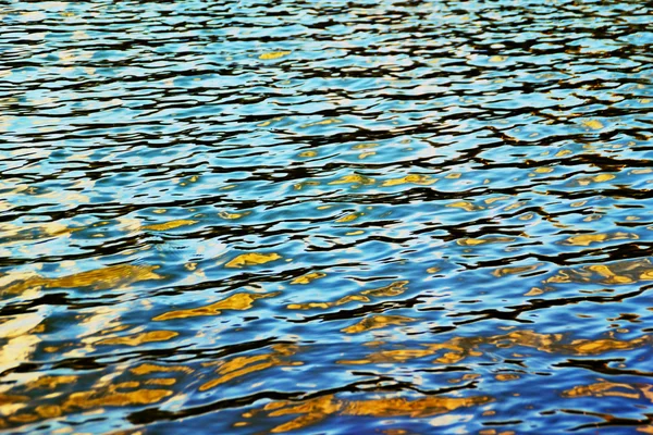 Oro en la superficie del agua — Foto de Stock