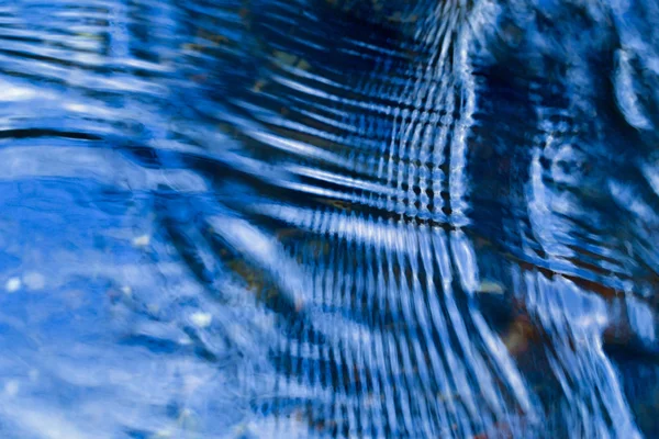 Ondulations bleues sur l'eau — Photo